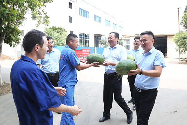 炎炎夏日送清凉——集团领导深入一线慰问广大员工